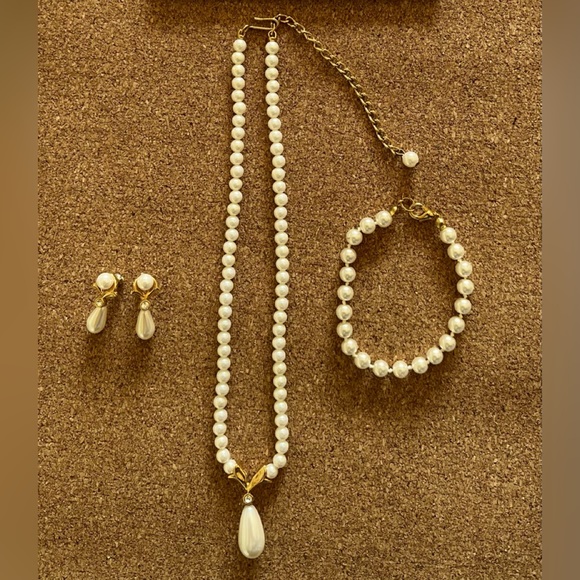 Jewelry - Manufactured pearl wedding set from Y2K. Necklace, earrings, bracelet worn once